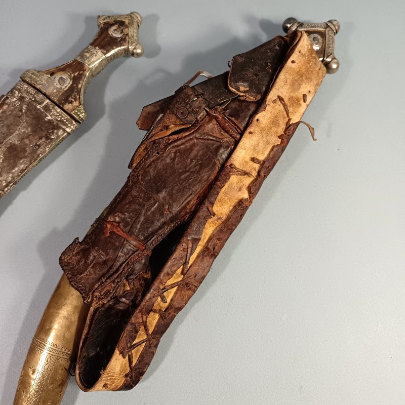 POIGNARD WAHABITE PENINSULE ARABIQUE ET AFRIQUE DE L'EST SABIKI WAHHABITE JAMBYIA DHARIA ENSEMBLE DE 2 POIGNARDS EN ARGENT
